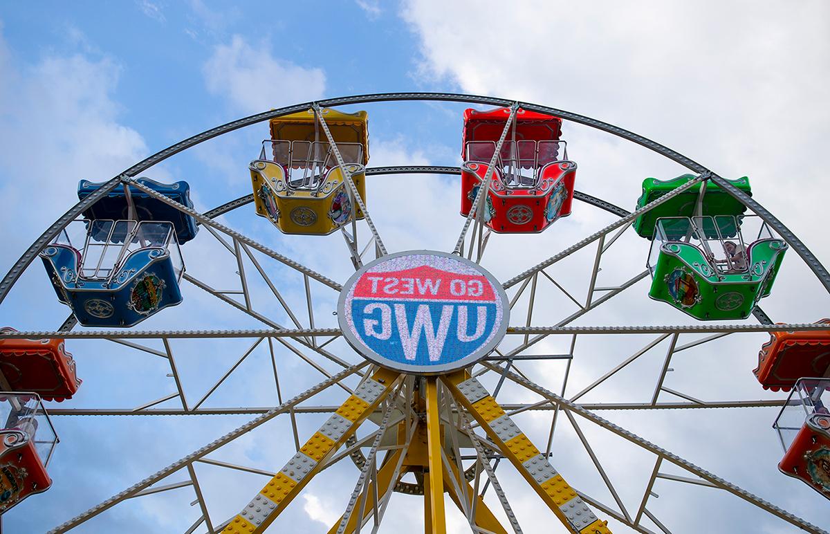 ferris wheel with 博彩平台推荐 shield on it